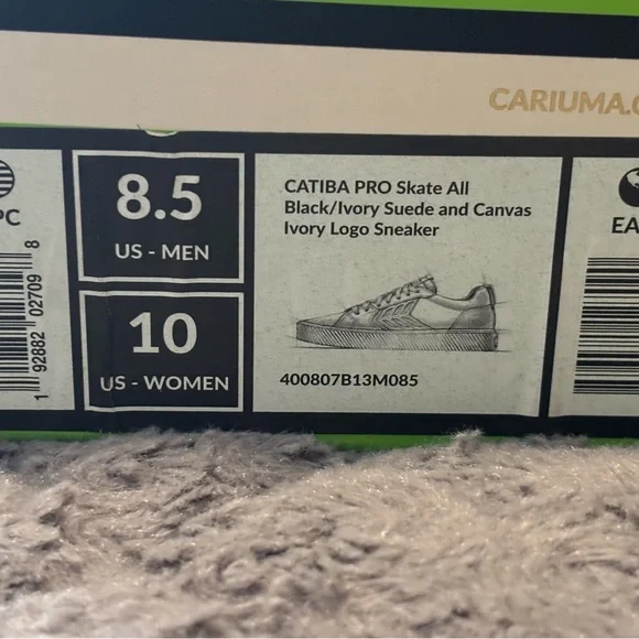 Cariuma Black Sneakers Modern Athletic Style - Picture 4 of 4